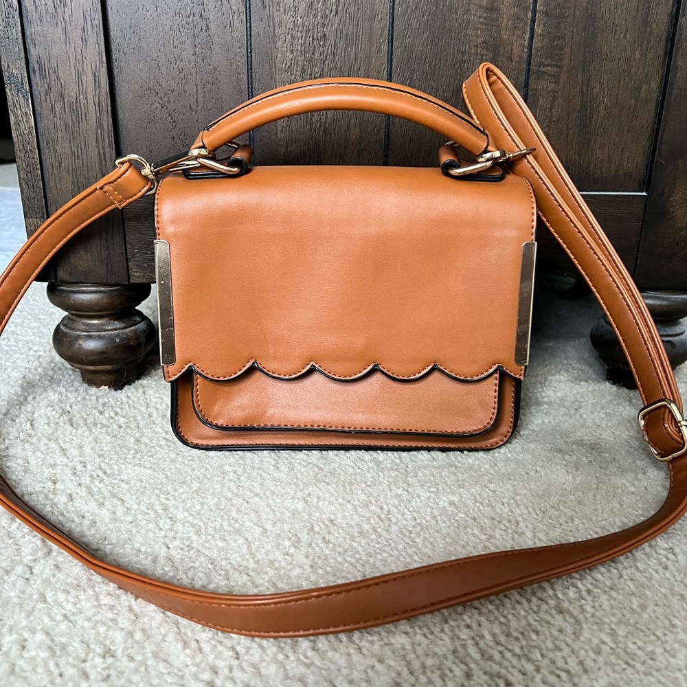 Crossbody purse with scalloped flap